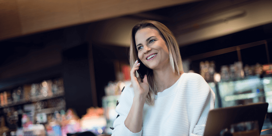 Virksomhedsejer snakker i telefon