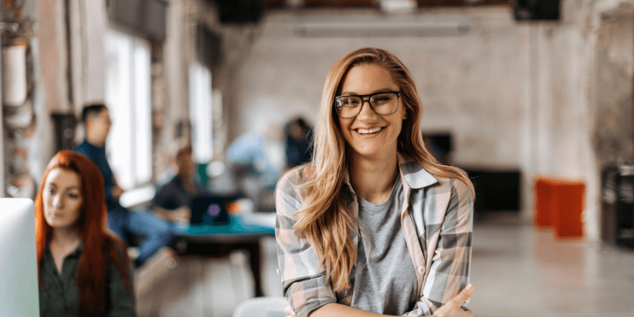 Smilende medarbejder på kontor