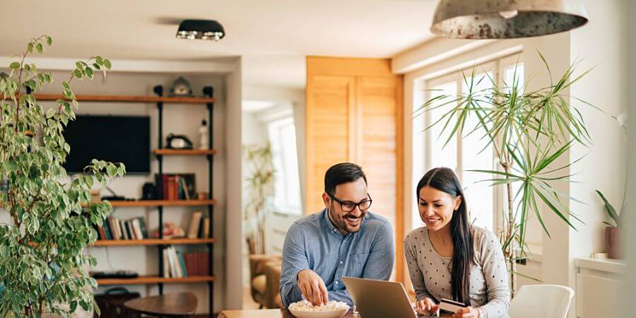 mand og kvinde iværksætter ser på en bærbar computer
