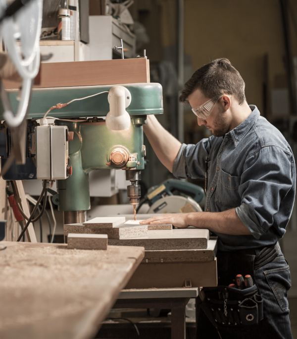 Håndværker i værkstedet