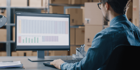 Mand på lager med computer